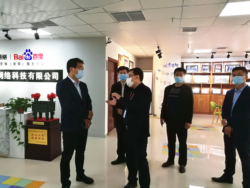 安陽市商務(wù)局副局長(zhǎng)張躍勇，攜同天津伍創(chuàng)電子商務(wù)有限公司李富民一行蒞臨安陽青峰網(wǎng)絡(luò)參觀指導(dǎo)?。?>
                        </a>
                    </div>
                </div>
                <div   id=